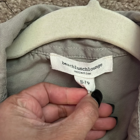 “BeachLunchLounge: Button Down Shirt size small” - Picture 4 of 8